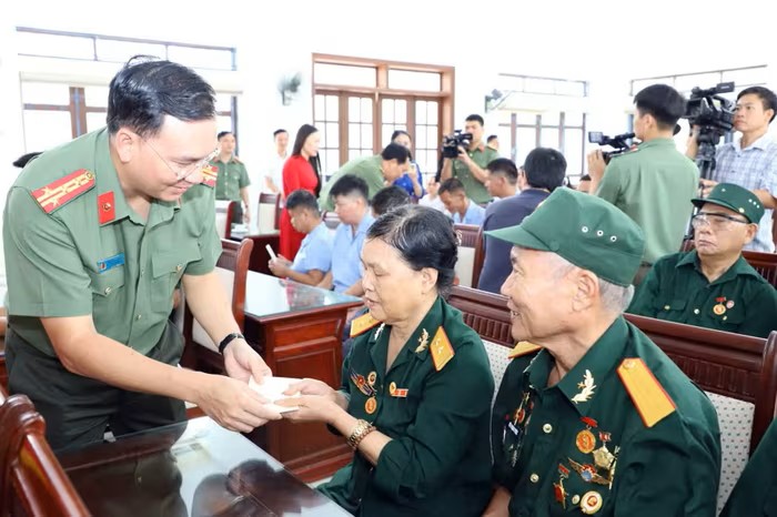 Đại tá Cù Quốc Thắng thăm hỏi, tặng quà các thương binh, bệnh binh tại Trung tâm. Đại tá Cù Quốc Thắng thăm hỏi, tặng quà các thương binh, bệnh binh tại Trung tâm.