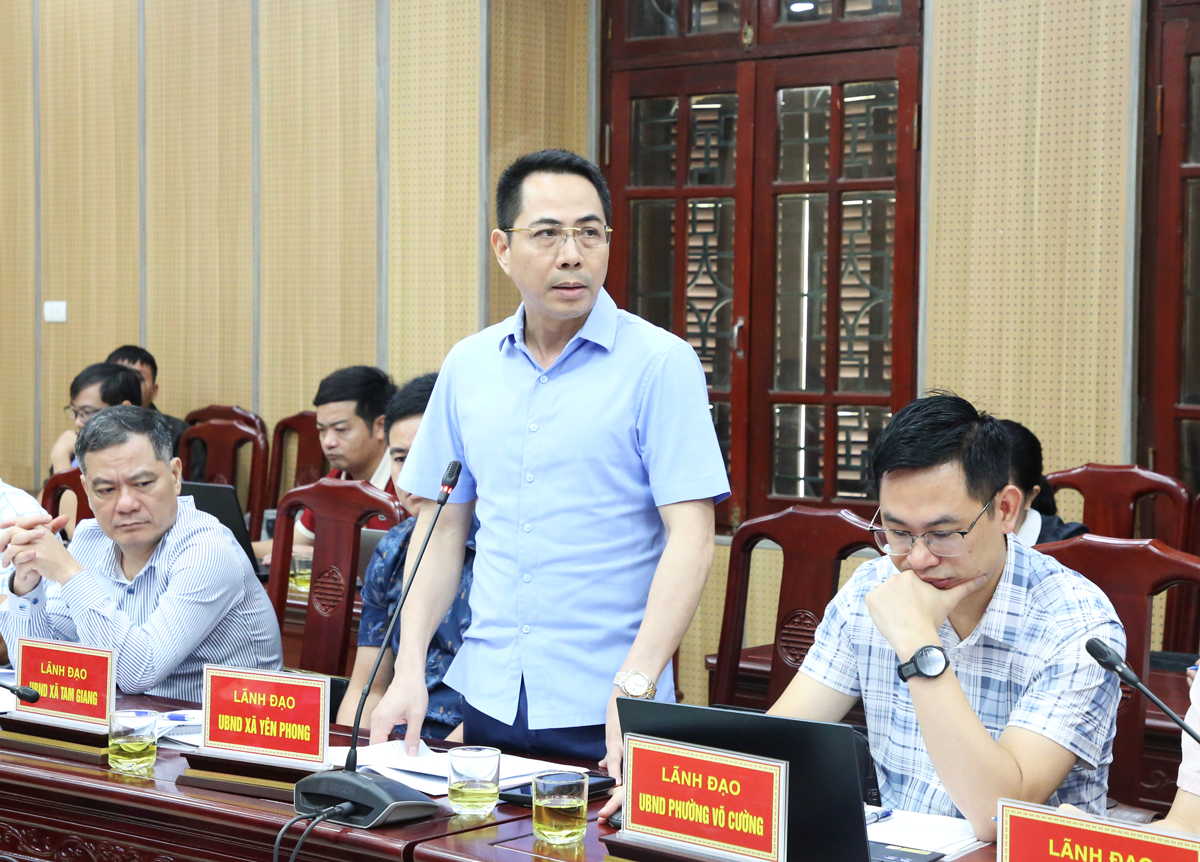 Lãnh đạo UBND xã Yên Phong trao đổi tại buổi làm việc. Lãnh đạo UBND xã Yên Phong trao đổi tại buổi làm việc.