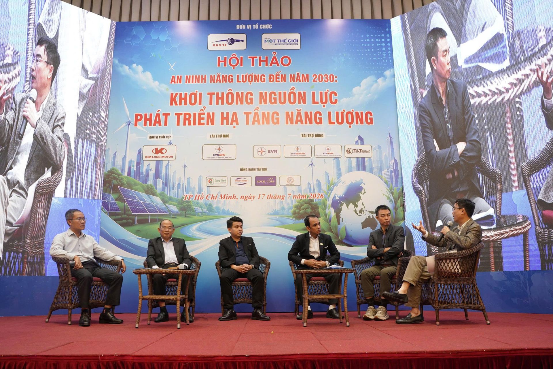 C&aacute;c đại biểu tham gia phi&ecirc;n tọa đ&agrave;m