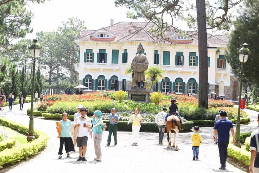 Du kh&aacute;ch tham quan Dinh 1 Bảo Đại, phường Xu&acirc;n Hương - Đ&agrave; Lạt .