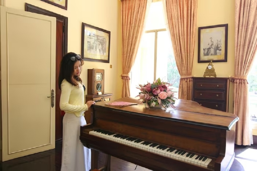 Du kh&aacute;ch tham quan ph&ograve;ng Nam Phương Ho&agrave;ng Hậu.