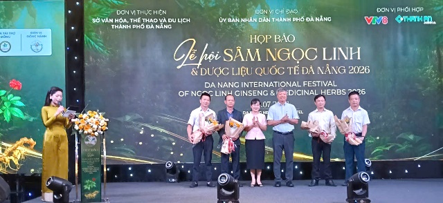 Đại diện lãnh đạo UBND TP. Đà Nẵng tặng hoa cho các nhà tài trợ. Đại diện lãnh đạo UBND TP. Đà Nẵng tặng hoa cho các nhà tài trợ.