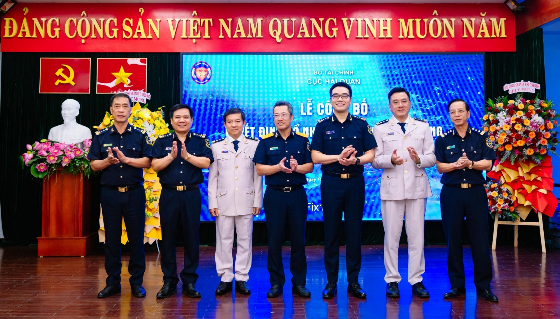 Các đại biểu chụp hình lưu niệm với lãnh đạo Chi cục Hải quan khu vực XV. Ảnh: Các đại biểu chụp hình lưu niệm với lãnh đạo Chi cục Hải quan khu vực XV. Ảnh: