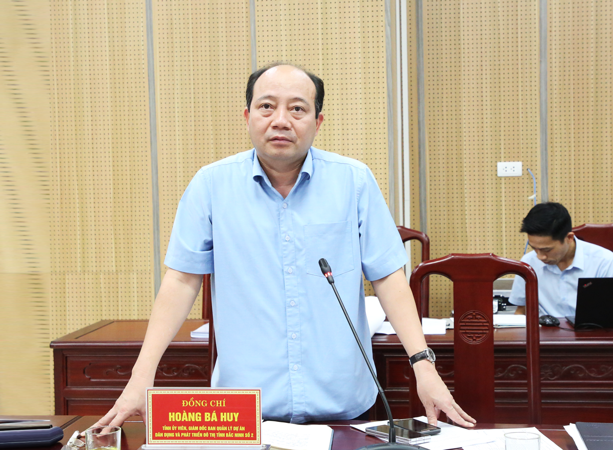 Giám đốc Ban Quản lý dự án dân dụng và Phát triển đô thị tỉnh Bắc Ninh số 2 Hoàng Bá Huy báo cáo tại buổi làm việc. Giám đốc Ban Quản lý dự án dân dụng và Phát triển đô thị tỉnh Bắc Ninh số 2 Hoàng Bá Huy báo cáo tại buổi làm việc.