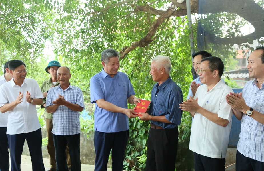 Chủ tịch UBND tỉnh Nguyễn Mạnh Quyền tặng quà động viên, đánh giá cao tin thần tự nguyện của ông Nguyễn Ngọc Riệc trong việc dỡ bỏ điểm thu phí qua cầu Đún. Chủ tịch UBND tỉnh Nguyễn Mạnh Quyền tặng quà động viên, đánh giá cao tin thần tự nguyện của ông Nguyễn Ngọc Riệc trong việc dỡ bỏ điểm thu phí qua cầu Đún.