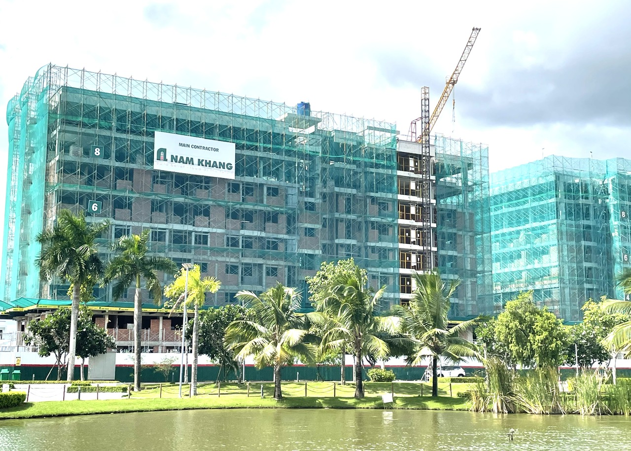 Trước đ&acirc;y Khu Nh&agrave; ở Nam Long chỉ chuyển nhượng đất nền nay chuyển sang đầu tư căn hộ chung cư. C&ocirc;ng tr&igrave;nh căn hộ chung cư đang x&acirc;y dựng tại Khu Nh&agrave; bở Nam Long II