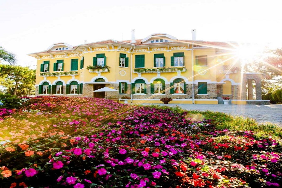 Nổi bật giữa m&agrave;u xanh của rừng th&ocirc;ng l&agrave; t&ograve;a dinh thự mang gam v&agrave;ng nhạt đặc trưng của kiến tr&uacute;c Ph&aacute;p đầu thế kỷ XX.