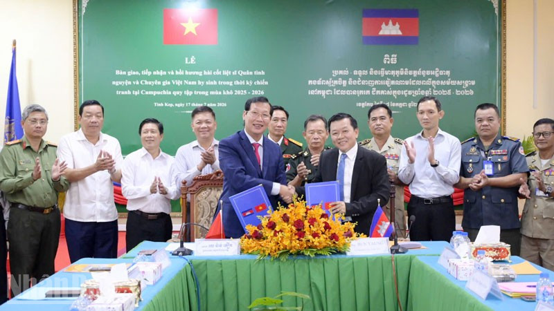 Ban chuyên trách 2 tỉnh ký kết biên bản bàn giao, tiếp nhận hài cốt liệt sĩ. (Ảnh: PHƯƠNG VŨ) Ban chuyên trách 2 tỉnh ký kết biên bản bàn giao, tiếp nhận hài cốt liệt sĩ. (Ảnh: PHƯƠNG VŨ)