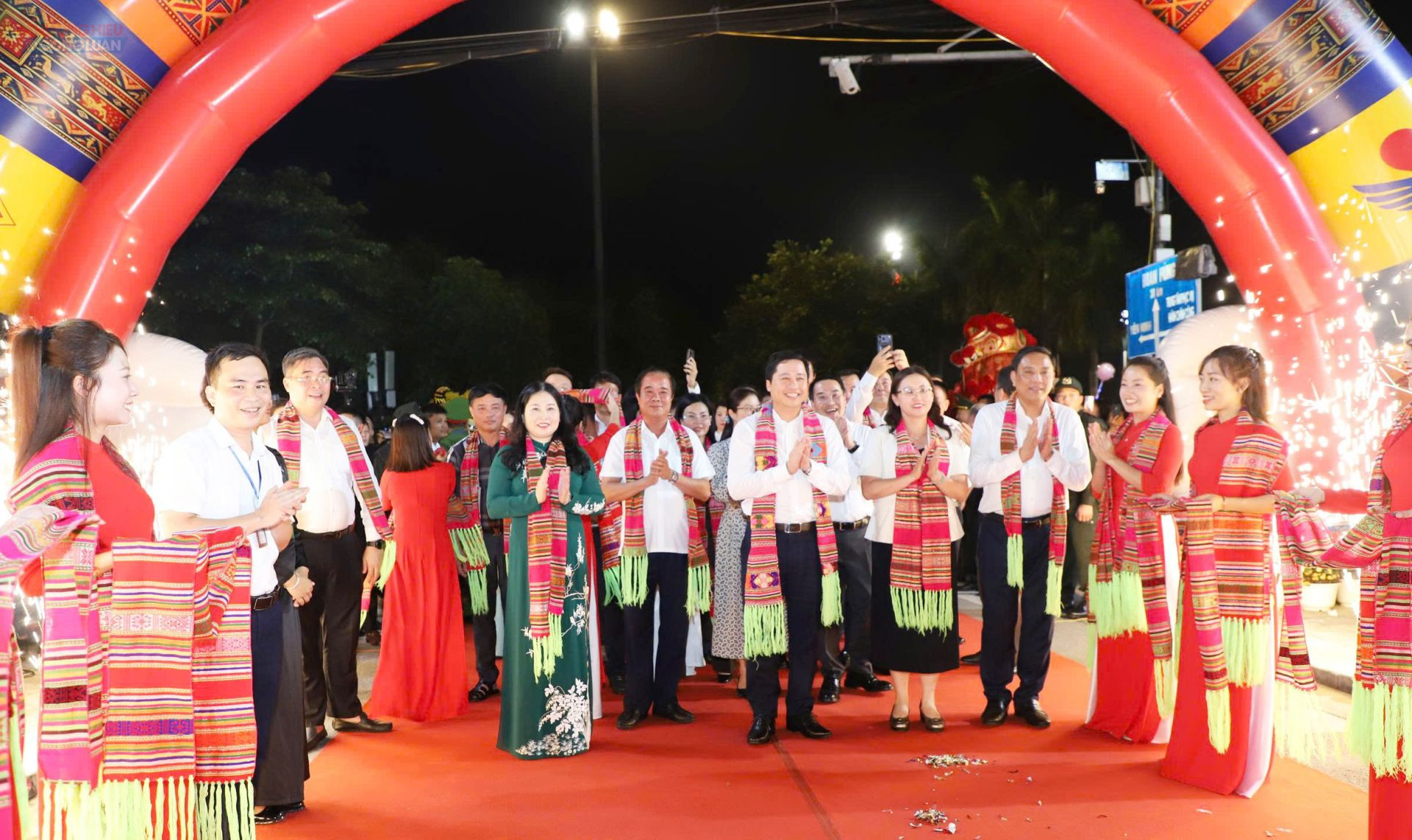 C&aacute;c đại biểu dự Lễ khai trương tuyến phố đi bộ Phường Y&ecirc;n B&aacute;i.