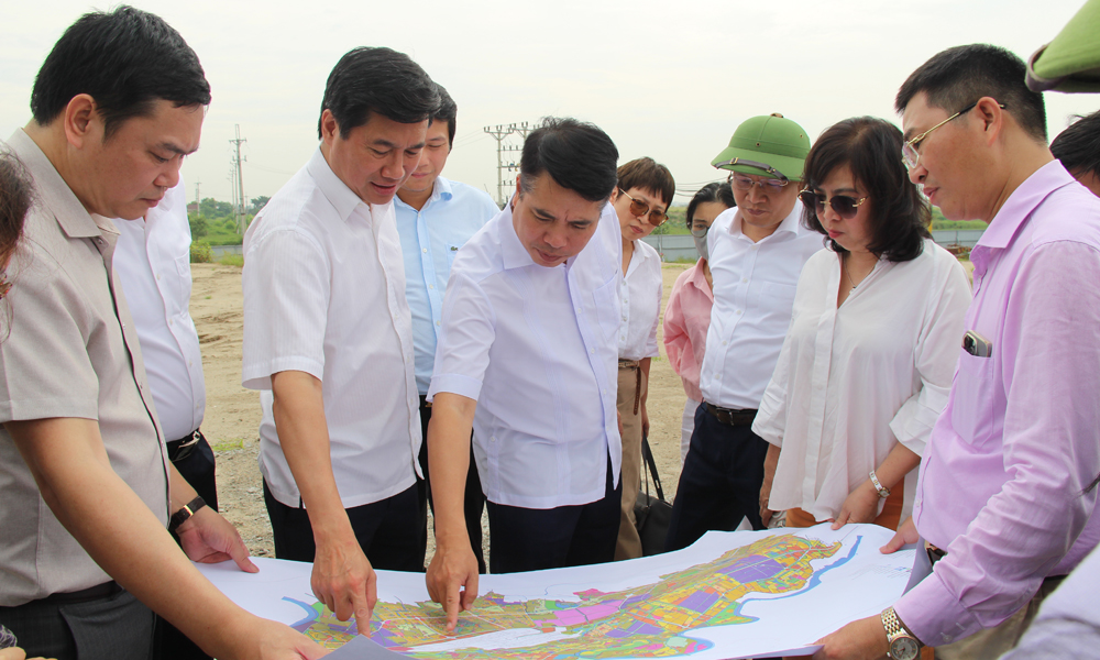 Thứ trưởng Bộ Xây dựng và các đại biểu xem quy hoạch Cảng hàng không quốc tế Gia Bình và các khu đô thị liên quan. Thứ trưởng Bộ Xây dựng và các đại biểu xem quy hoạch Cảng hàng không quốc tế Gia Bình và các khu đô thị liên quan.
