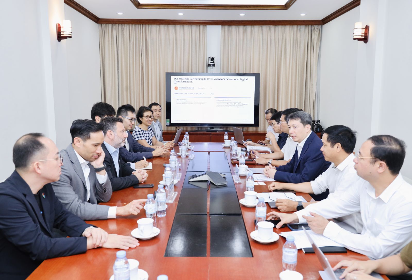 To&agrave;n cảnh buổi l&agrave;m việc. Ảnh: Bộ GD-ĐT