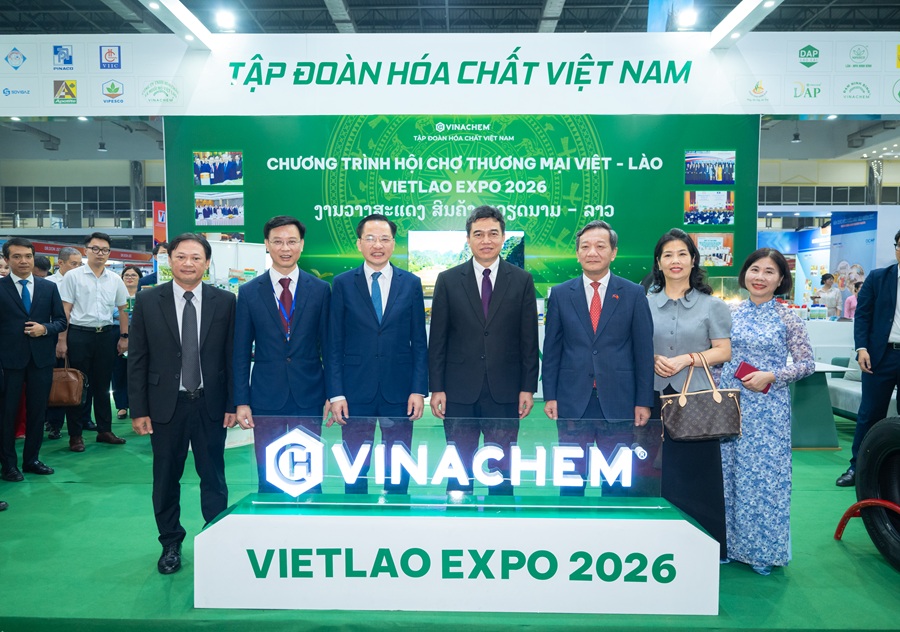 Đại sứ Nguyễn Minh Tâm và các lãnh đạo Bộ Công Thương Việt Nam và CHDCND Lào tới thăm gian hàng Vinachem tại hội chợ Đại sứ Nguyễn Minh Tâm và các lãnh đạo Bộ Công Thương Việt Nam và CHDCND Lào tới thăm gian hàng Vinachem tại hội chợ