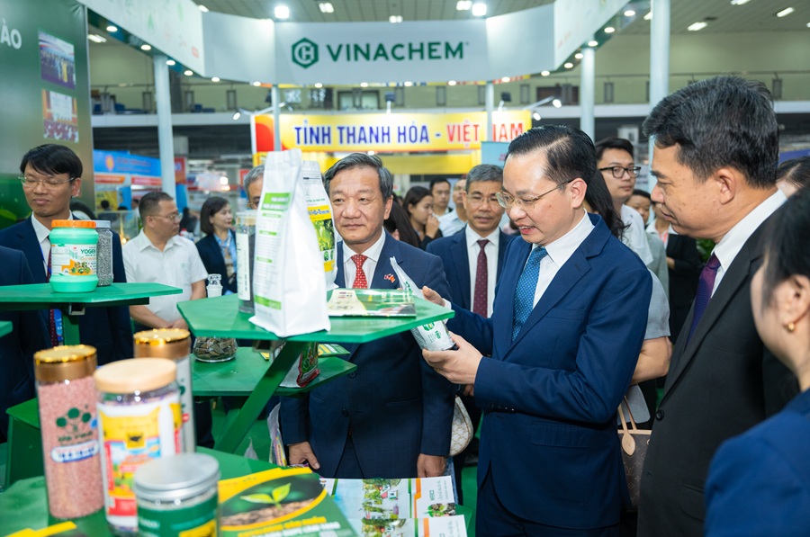 Đại sứ Việt Nam tại Lào - ông Nguyễn Minh Tâm và Thứ trưởng Bộ Công Thương Lào Phouthavanh Nanthavong tham quan gian hàng Vinachem Đại sứ Việt Nam tại Lào - ông Nguyễn Minh Tâm và Thứ trưởng Bộ Công Thương Lào Phouthavanh Nanthavong tham quan gian hàng Vinachem