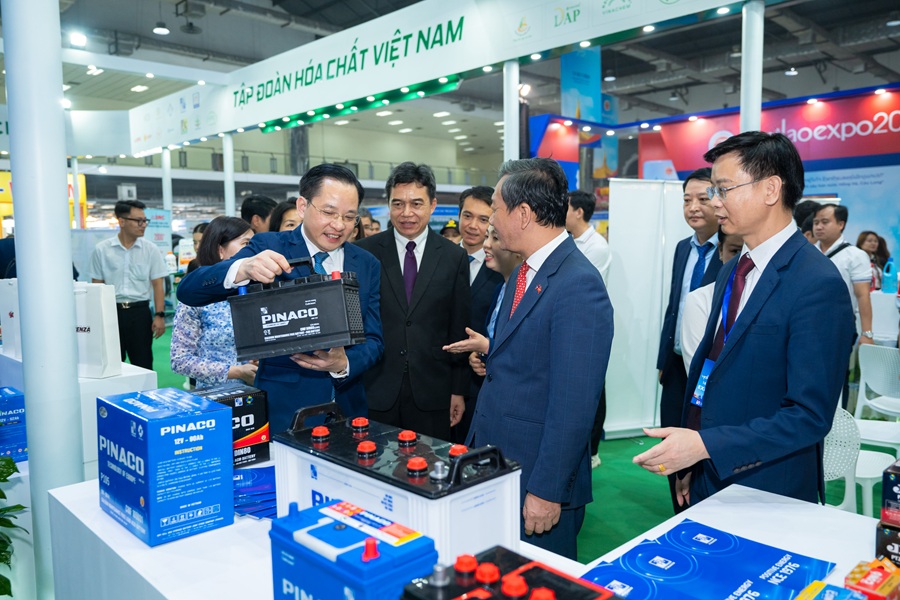 Đại sứ Việt Nam tại Lào - ông Nguyễn Minh Tâm và Thứ trưởng Bộ Công Thương Lào Phouthavanh Nanthavong tham quan gian hàng Vinachem Đại sứ Việt Nam tại Lào - ông Nguyễn Minh Tâm và Thứ trưởng Bộ Công Thương Lào Phouthavanh Nanthavong tham quan gian hàng Vinachem