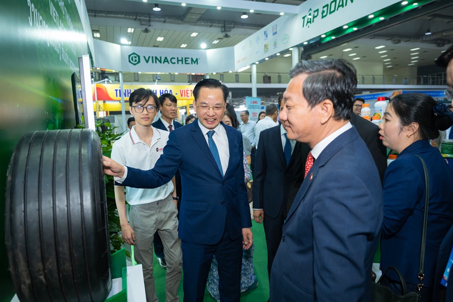 Đại sứ Việt Nam tại Lào - ông Nguyễn Minh Tâm tham quan gian hàng Vinachem Đại sứ Việt Nam tại Lào - ông Nguyễn Minh Tâm tham quan gian hàng Vinachem