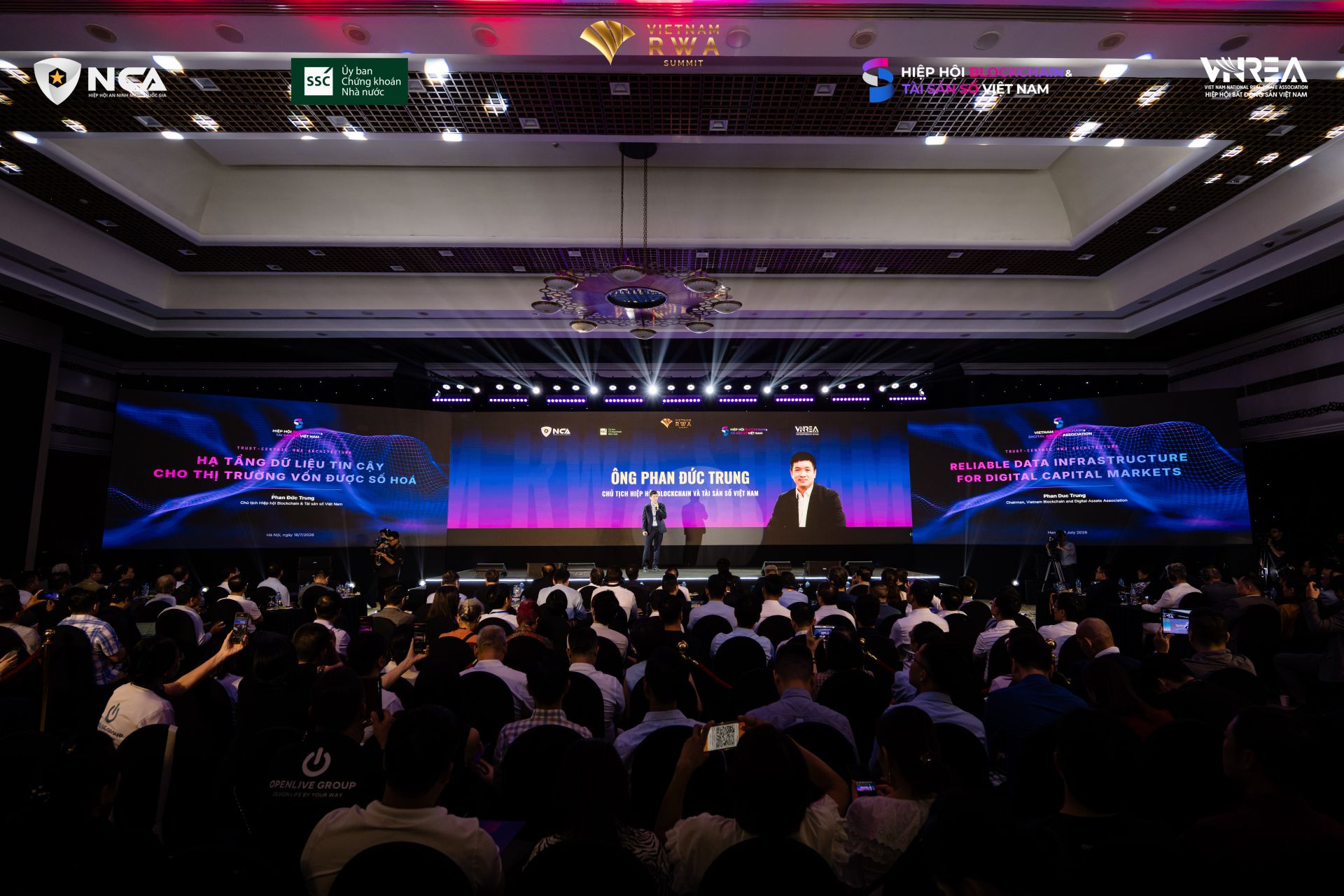 Toàn cảnh phiên khai mạc Vietnam RWA Summit 2026 diễn ra sáng ngày 18/7/2026 tại Hà Nội, quy tụ hơn 3.000 đại biểu trong nước và quốc tế. Toàn cảnh phiên khai mạc Vietnam RWA Summit 2026 diễn ra sáng ngày 18/7/2026 tại Hà Nội, quy tụ hơn 3.000 đại biểu trong nước và quốc tế.