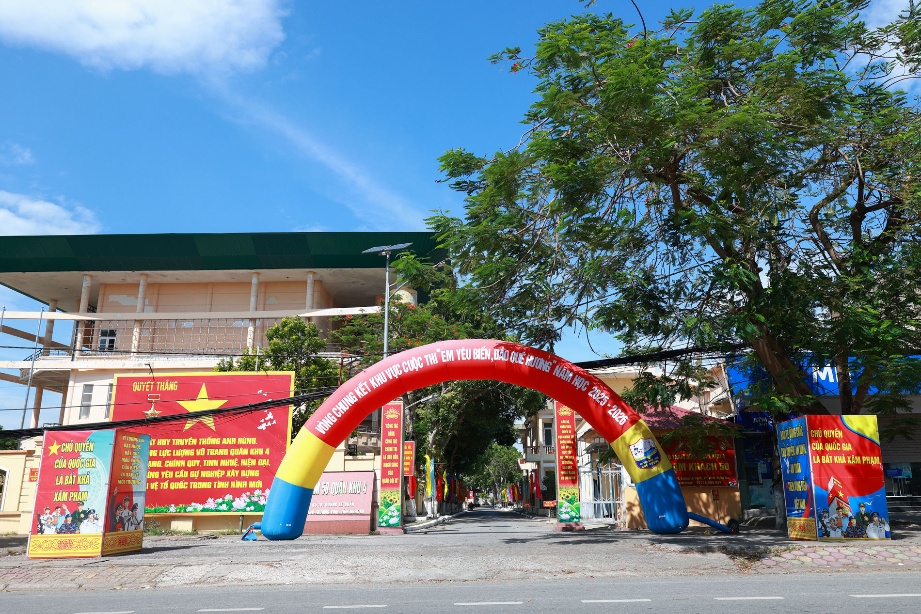 Vòng chung kết Cuộc thi “Em yêu biển, đảo quê hương” khu vực 2, năm học 2025 - 2026 diễn ra tại Hội trường Trạm khách T50/Quân khu 4. Vòng chung kết Cuộc thi “Em yêu biển, đảo quê hương” khu vực 2, năm học 2025 - 2026 diễn ra tại Hội trường Trạm khách T50/Quân khu 4.