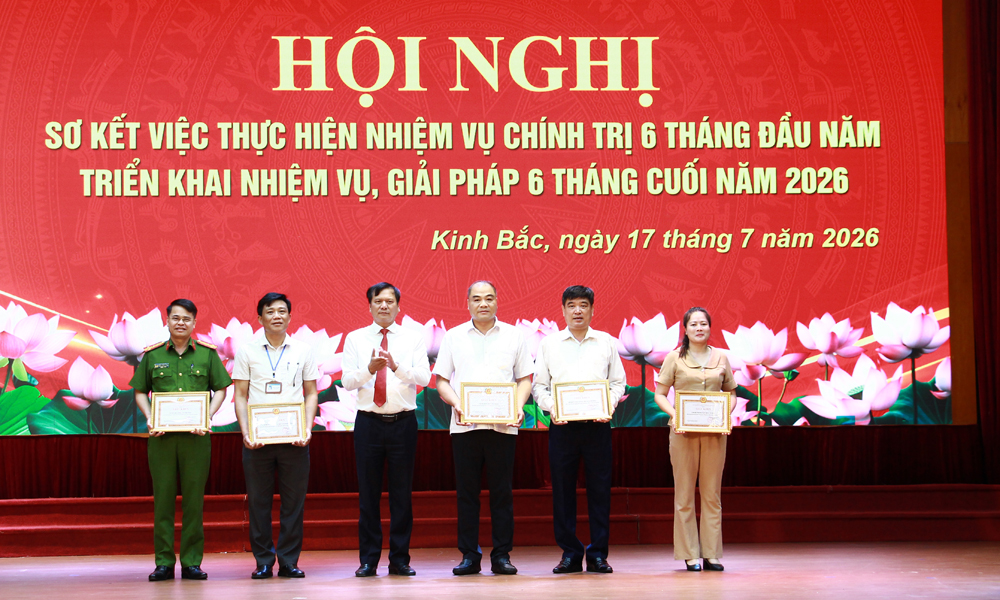 Đồng chí Tạ Đăng Đoan trao khen thưởng cho các tổ chức Đảng có nhiều đóng góp trong Đồng chí Tạ Đăng Đoan trao khen thưởng cho các tổ chức Đảng có nhiều đóng góp trong