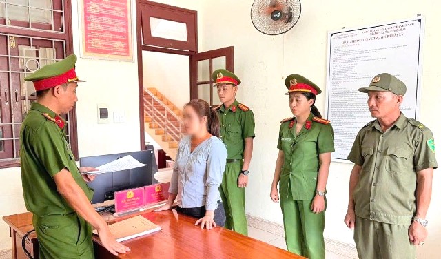 Công an Đà Nẵng bắt người phụ nữ trốn thuế khi thu mua mủ cao su