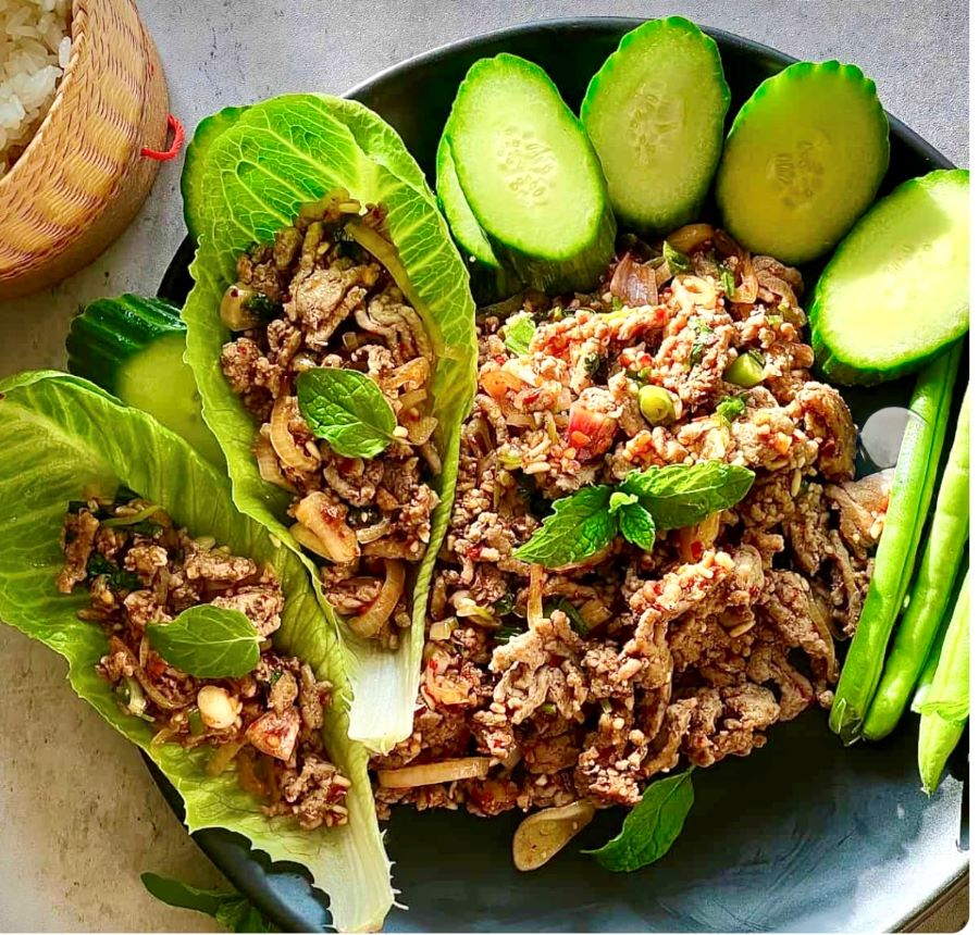 Larb truyền thống của L&agrave;o được chế biến từ thịt băm, gạo nếp rang xay, nước cốt chanh, ớt v&agrave; nhiều loại rau thơm