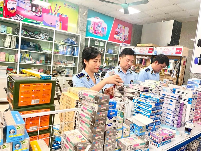 Lực lượng Quản lý thị trường tỉnh Bắc Ninh kiểm tra cơ sở kinh doanh sách trên địa bàn quản lý Lực lượng Quản lý thị trường tỉnh Bắc Ninh kiểm tra cơ sở kinh doanh sách trên địa bàn quản lý