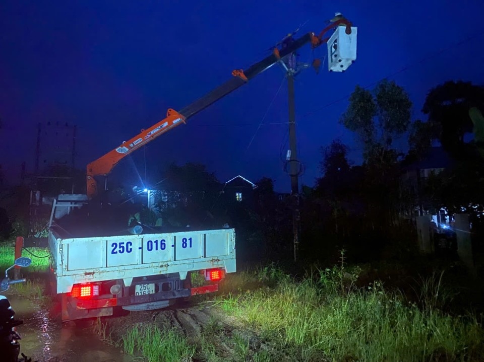 Điện lực Than Uy&ecirc;n khẩn trương khắc phục sự cố với quyết t&acirc;m cấp điện trở lại sớm nhất cho kh&aacute;ch h&agrave;ng