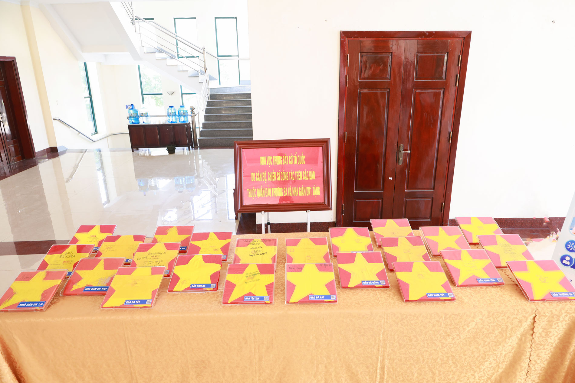 Sắp đặt khu trưng bày cờ Tổ quốc do cán bộ, chiến sĩ công tác trên các đảo thuộc quần đảo Trường sa và nhà giàn DK1 tặng. Sắp đặt khu trưng bày cờ Tổ quốc do cán bộ, chiến sĩ công tác trên các đảo thuộc quần đảo Trường sa và nhà giàn DK1 tặng.