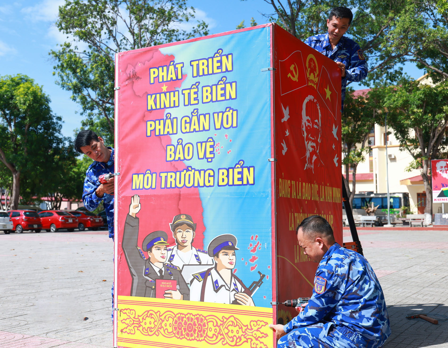 Cơ quan chính trị Bộ Tư lệnh Vùng Cảnh sát biển 1 tập trung trang trí hệ thống băng rôn, khẩu hiệu. Cơ quan chính trị Bộ Tư lệnh Vùng Cảnh sát biển 1 tập trung trang trí hệ thống băng rôn, khẩu hiệu.