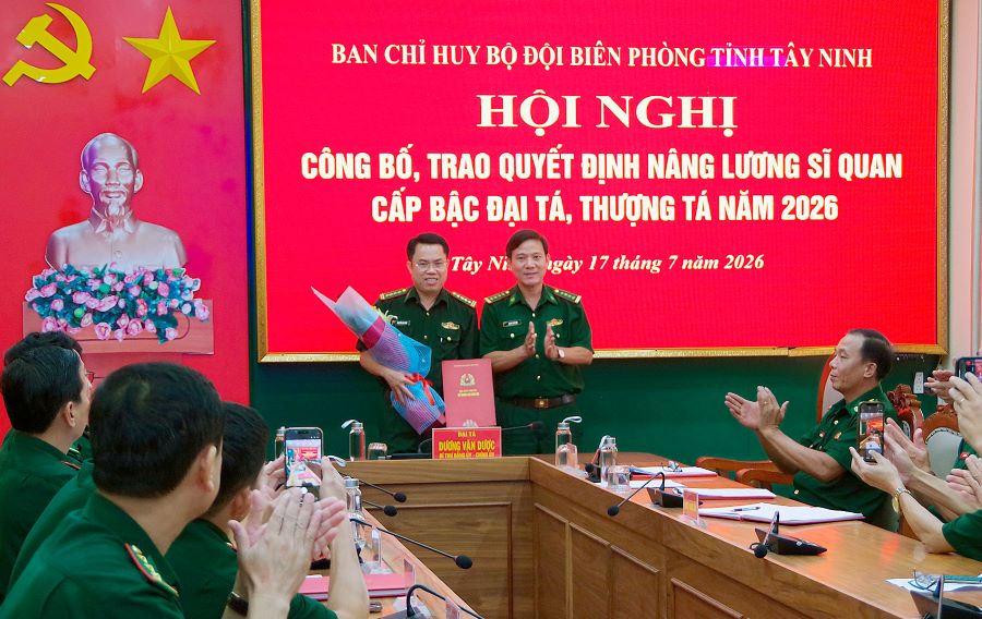 Đại t&aacute; Dương Văn Dược, B&iacute; thư Đảng ủy, Ch&iacute;nh ủy Ban Chỉ huy Bộ đội Bi&ecirc;n ph&ograve;ng tỉnh trao quyết định cho đồng ch&iacute; Đại t&aacute; Nguyễn Văn Gi&aacute;p được n&acirc;ng lương sĩ quan cấp bậc Đại t&aacute;
