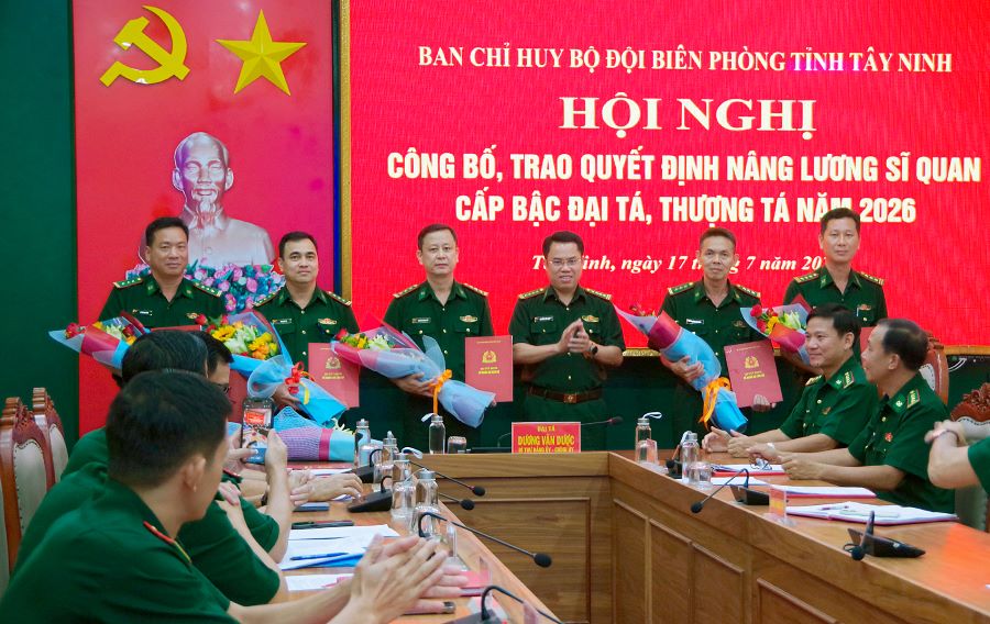 Bộ đội Biên phòng tỉnh Tây Ninh công bố, trao quyết định nâng lương sĩ quan cấp bậc Đại tá, Thượng tá