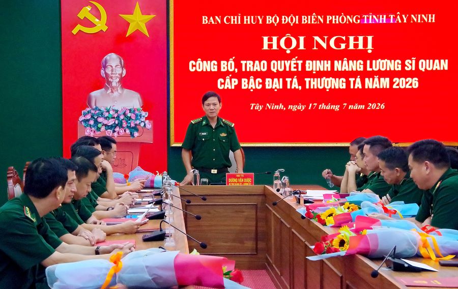 Đại t&aacute; Dương Văn Dược ph&aacute;t biểu ch&uacute;c mừng c&aacute;c c&aacute;n bộ được n&acirc;ng lương sĩ quan cấp bậc Đại t&aacute;, Thượng t&aacute; năm 2026