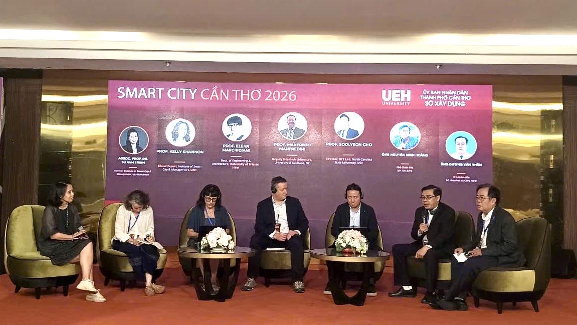 C&aacute;c chuy&ecirc;n giả, diễn giả thảo luận c&aacute;c vấn đề th&agrave;nh phố th&ocirc;ng minh, trung t&acirc;m đổi mới s&aacute;ng tạo v&ugrave;ng