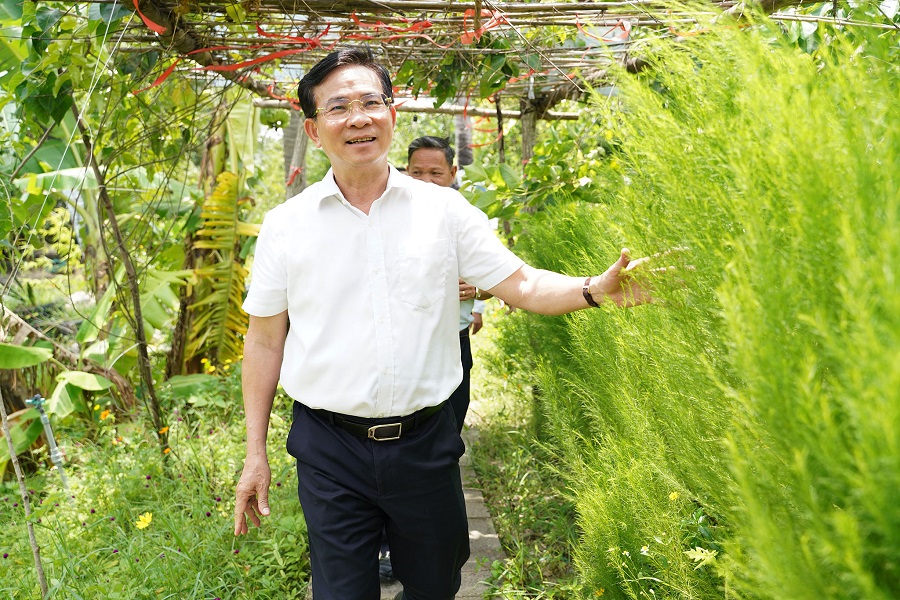 Chủ tịch UBND tỉnh Hồ Văn Mười tham quan, khảo sát các mô hình du lịch tại phường Mũi Né. Chủ tịch UBND tỉnh Hồ Văn Mười tham quan, khảo sát các mô hình du lịch tại phường Mũi Né.