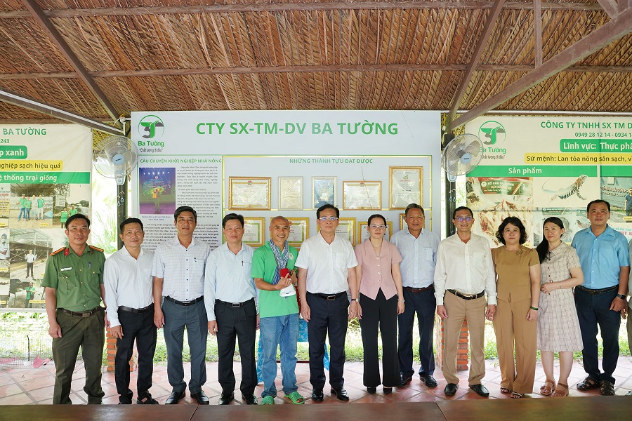 Ủy viên Ban Chấp hành Trung ương Đảng, Phó Bí thư Tỉnh ủy, Chủ tịch UBND tỉnh Hồ Văn Mười đã đến khảo sát một số mô hình du lịch sinh thái nông thôn trên địa bàn phường Mũi Né. (Ảnh: Hữu Tri) Ủy viên Ban Chấp hành Trung ương Đảng, Phó Bí thư Tỉnh ủy, Chủ tịch UBND tỉnh Hồ Văn Mười đã đến khảo sát một số mô hình du lịch sinh thái nông thôn trên địa bàn phường Mũi Né. (Ảnh: Hữu Tri)