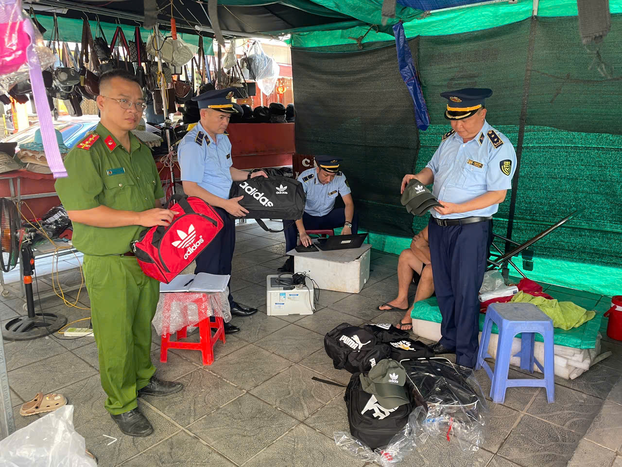 Đội QLTT số 2 Lạng Sơn phát hiện 2 hộ kinh doanh bày bán hàng giả mạo nhãn hiệu