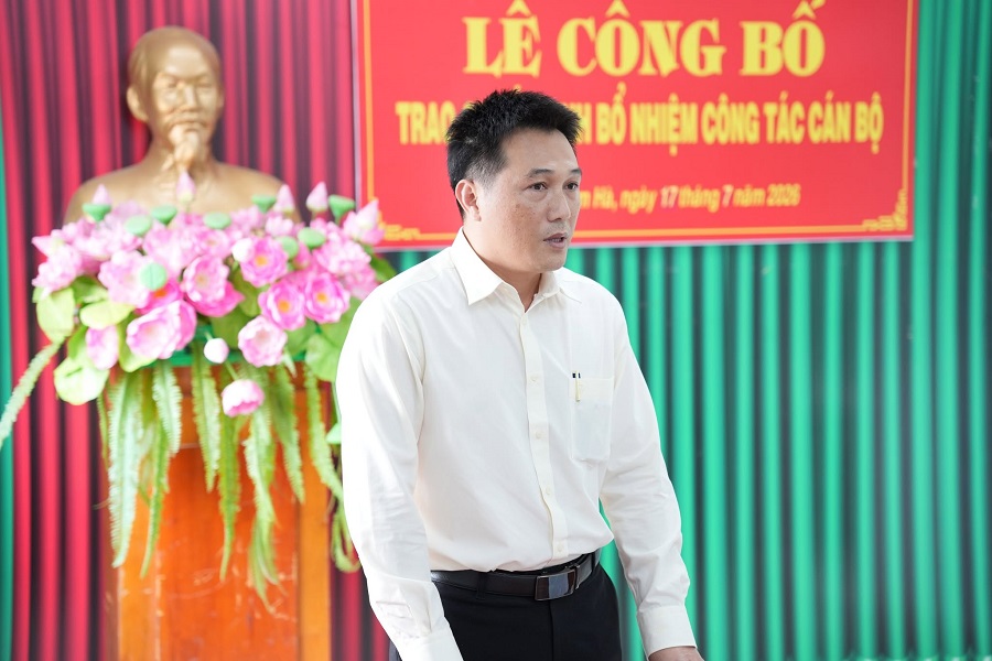 Ông Nguyễn Duy Đức, tân Giám đốc Trung tâm Phục vụ hành chính công xã Nam Hà Lâm Hà phát biểu nhận nhiệm vụ. Ông Nguyễn Duy Đức, tân Giám đốc Trung tâm Phục vụ hành chính công xã Nam Hà Lâm Hà phát biểu nhận nhiệm vụ.