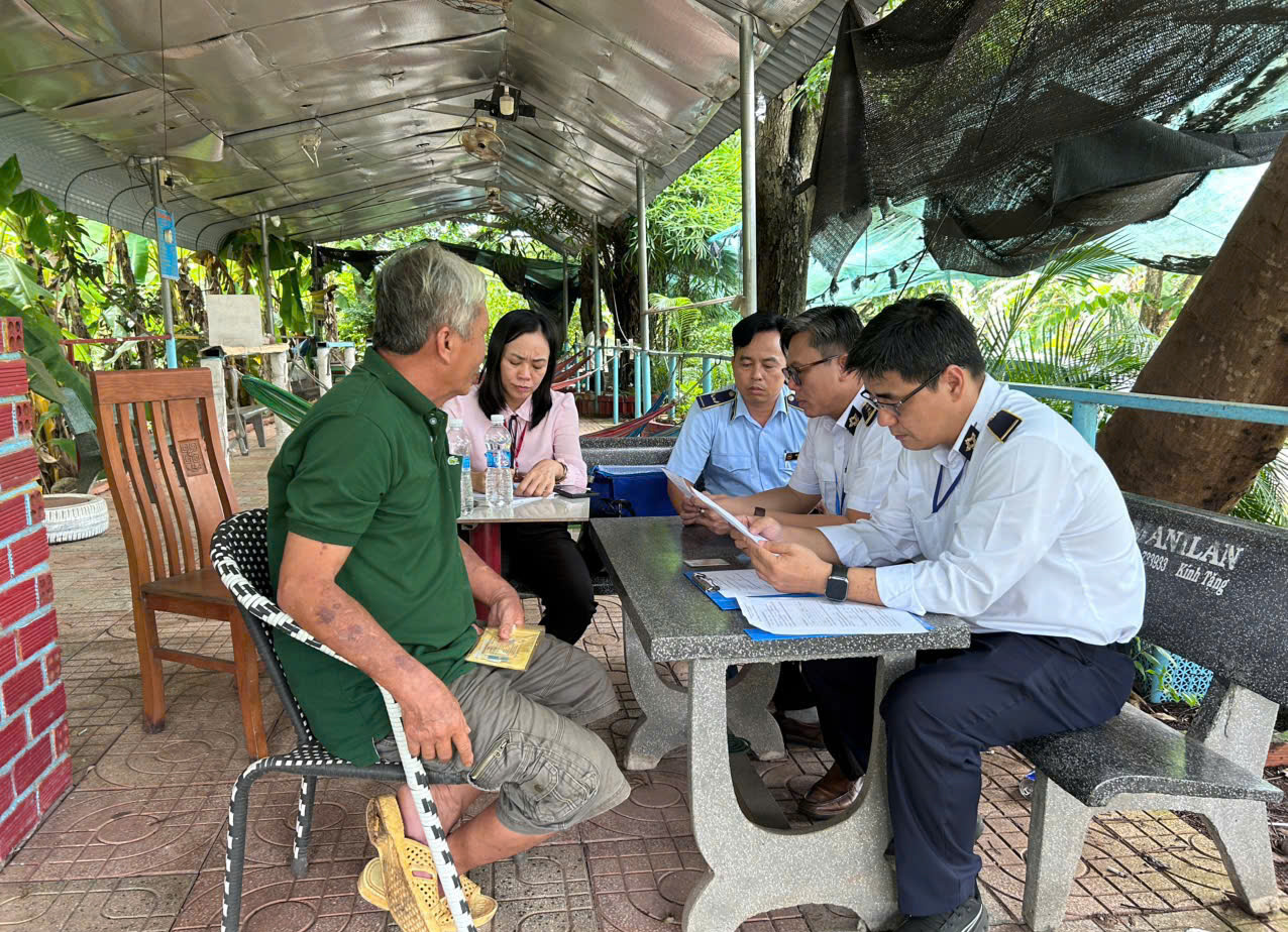 Đo&agrave;n kiểm tra li&ecirc;n ng&agrave;nh đang xử l&yacute; một trường hợp vi phạm.