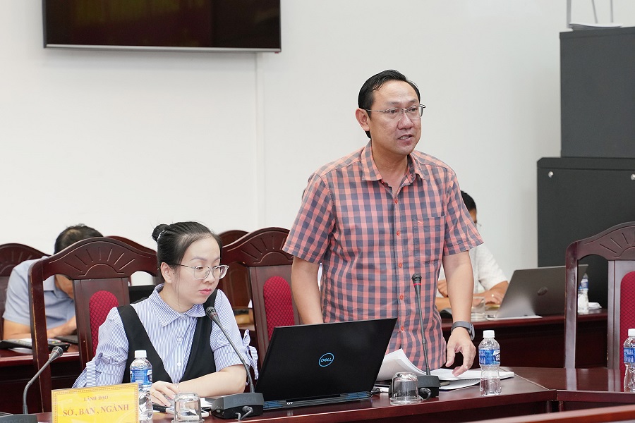 Lãnh đạo Sở Xây dựng báo cáo tại buổi làm việc. Lãnh đạo Sở Xây dựng báo cáo tại buổi làm việc.