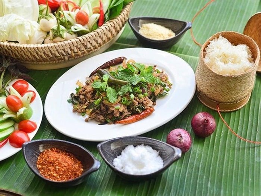 Trong dịp Tết cổ truyền Bun Pi May, Larb l&agrave; m&oacute;n ăn kh&ocirc;ng thể thiếu tr&ecirc;n b&agrave;n tiệc của người L&agrave;o.