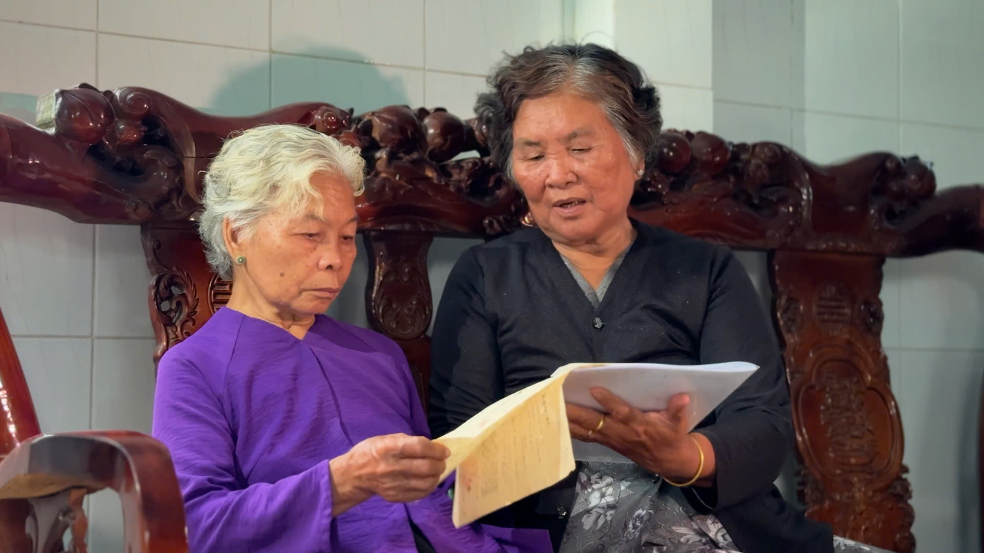 Bà Nguyễn Thị Lệ (áo tím) chính thức được công nhận là vợ liệt sĩ Huỳnh Văn Quên. Ảnh: VT Bà Nguyễn Thị Lệ (áo tím) chính thức được công nhận là vợ liệt sĩ Huỳnh Văn Quên. Ảnh: VT