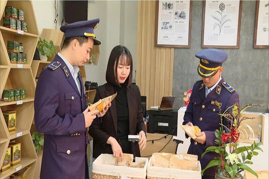 Lực lượng quản l&yacute; thị trường tỉnh kiểm tra nguồn gốc h&agrave;ng h&oacute;a của cơ sở kinh doanh. (Ảnh: Tấn Th&agrave;nh)