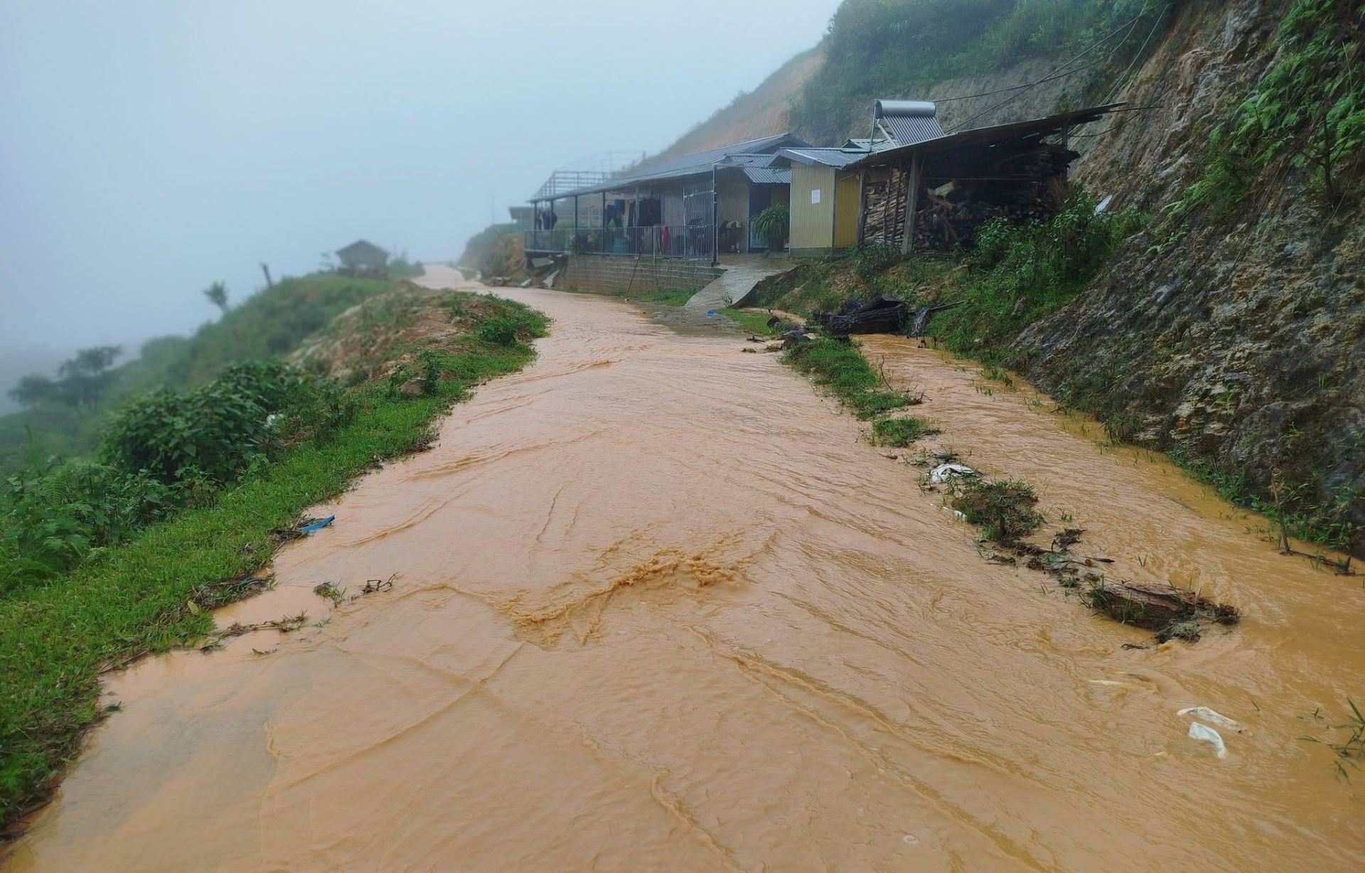 Lào Cai chỉ đạo khẩn ứng phó mưa lũ tại Mù Cang Chải, di dời dân khỏi vùng nguy hiểm