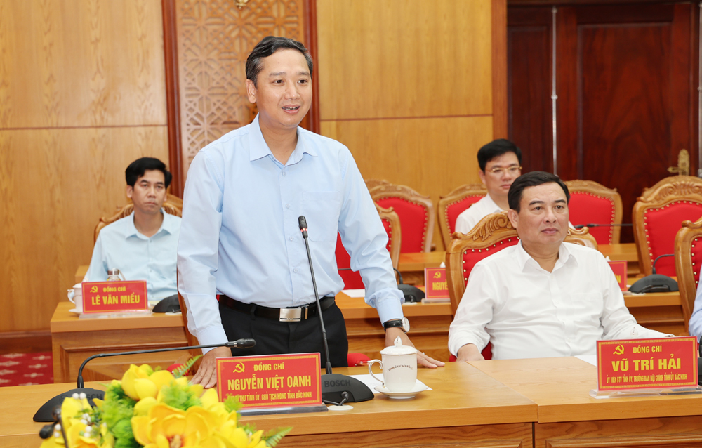 Đồng chí Nguyễn Việt Oanh phát biểu tại buổi gặp mặt. Đồng chí Nguyễn Việt Oanh phát biểu tại buổi gặp mặt.