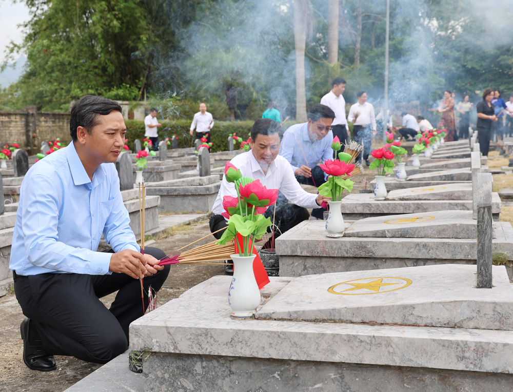 Đồng chí Nguyễn Việt Oanh và các thành viên Đoàn công tác tỉnh Bắc Ninh thắp hương tưởng niệm các Anh hùng liệt sĩ. Đồng chí Nguyễn Việt Oanh và các thành viên Đoàn công tác tỉnh Bắc Ninh thắp hương tưởng niệm các Anh hùng liệt sĩ.