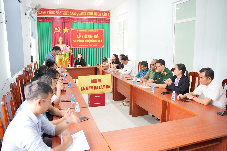 Quang cảnh Hội nghị công bố trao Quyết định của Chủ tịch UBND xã về công tác cán bộ. Quang cảnh Hội nghị công bố trao Quyết định của Chủ tịch UBND xã về công tác cán bộ.