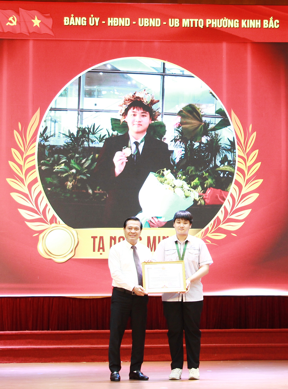 Lãnh đạo UBND phường Kinh Bắc trao khen thưởng cho em Tạ Ngọc Minh. Lãnh đạo UBND phường Kinh Bắc trao khen thưởng cho em Tạ Ngọc Minh.