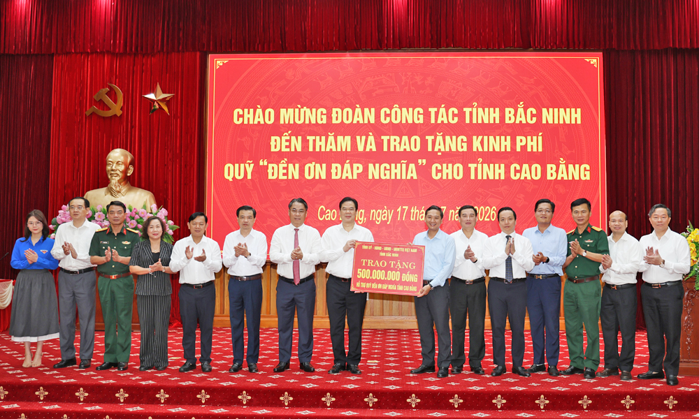Tỉnh Bắc Ninh trao tặng 500 triệu đồng ủng hộ Quỹ "Đền ơn đáp nghĩa" tỉnh Cao Bằng