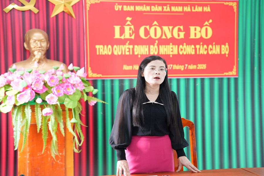 Bà Nguyễn Thị Thanh Nhung - Phó Bí thư Đảng ủy, Chủ tịch UBND xã Nam Hà Lâm Hà phát biểu tại hội nghị. Bà Nguyễn Thị Thanh Nhung - Phó Bí thư Đảng ủy, Chủ tịch UBND xã Nam Hà Lâm Hà phát biểu tại hội nghị.