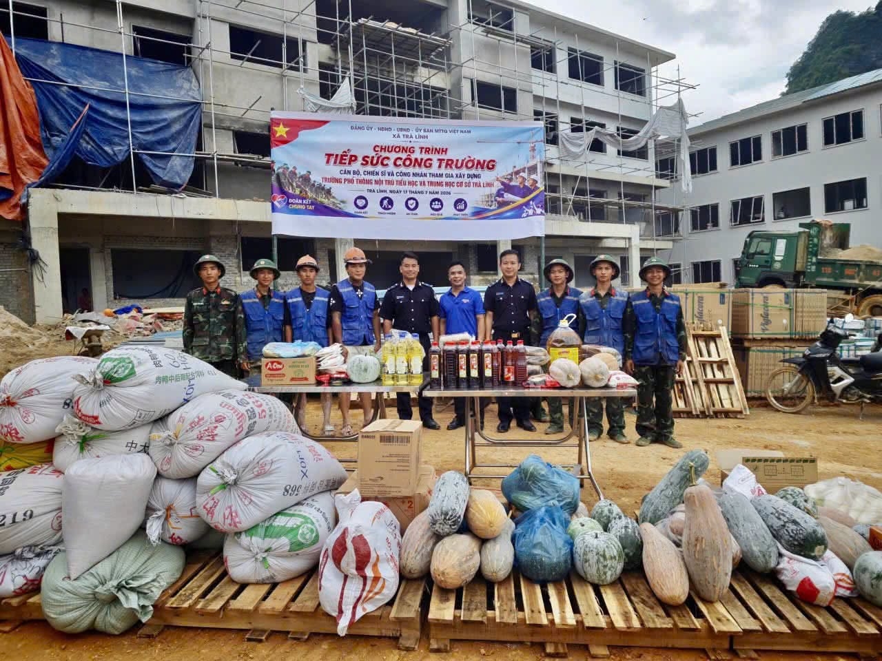 Hải quan cửa khẩu quốc tế Trà Lĩnh chung tay hỗ trợ học sinh vùng biên