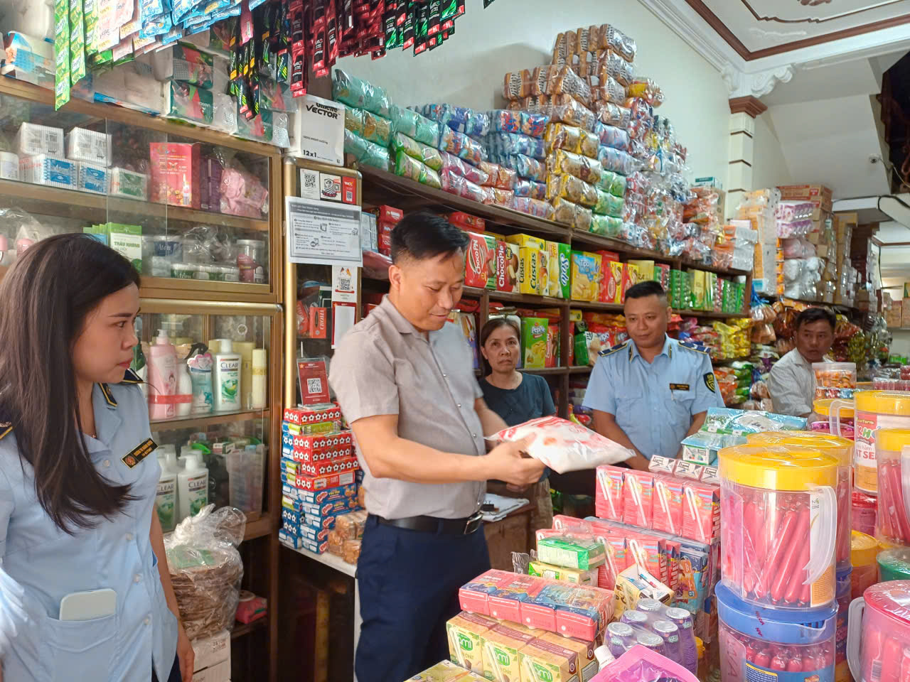 Lực lượng QLTT Lào Cai hướng dẫn tiểu thương nhận diện bột ngọt Ajinomoto thật - giả